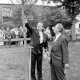 Archiv der Region Hannover, ARH Slg. Weber 02-100/0003, Bürgermeister Heinrich Berkefeld und der Vorsitzende des Heimatbunds Niedersachsen Peter Hübotter bei der traditionellen Baumanpflanzung im Rahmen der Jahresversammlung des Heimatbunds Niedersachsen in der Festhalle, Gehrden