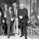 ARH Slg. Weber 02-100/0004, Ablegen eines Kranz vor der Gedenktafel für die ehemalige Synagoge mit v.r. Erwin Franz von der jüdischen Gemeinde, Detlef Illemann und Wolfgang Petter vom Vorstand der SPD, Fritz Marlin, Georg Kellner und Heike Zimmermann, Gehrden