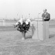 Archiv der Region Hannover, ARH Slg. Weber 02-100/0005, Bürgermeister Gerhard Oberkönig hält eine Rede bei der Einweihung der neuen Bezirkssportanlage Lange Feldstraße, Gehrden