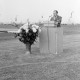 Archiv der Region Hannover, ARH Slg. Weber 02-100/0007, Landrat Günter Kiehm hält eine Rede bei der Einweihung der neuen Bezirkssportanlage Lange Feldstraße, Gehrden