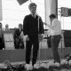 ARH Slg. Weber 02-100/0009, Eine Frau singt mit einer Bläsergruppe auf einer Bühne