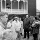 Archiv der Region Hannover, ARH Slg. Weber 02-100/0014, Heidi von Richthofen (rechts) bei einer Führung durch den Gutspark am Gutshaus des Unterguts beim "Tag der offenen Pforte" in Gärten und Parks, Lenthe