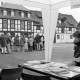 ARH Slg. Weber 02-100/0019, Infostand zum "Tag der offenen Pforte" in Gärten und Parks auf dem Obergut, im Hintergrund das Geburtshaus von Werner von Siemens, Lenthe