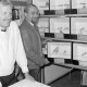 ARH Slg. Weber 02-101/0017, V.l. erster Vorsitzender Günter Oppenborn und Joachim Schindler des Vogelliebhaber- und Vogelschutzverein Gehrden und Umgebung bei einer Ausstellung mit Wellensittichen
