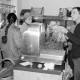 ARH Slg. Weber 02-102/0009, Frauen kaufen in einem Dorfladen bei einem Mann Gemüse