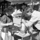 Archiv der Region Hannover, ARH Slg. Weber 02-103/0018, Ein Mitglied des DRK beim Ausschenken von Kaffee am Info- und Kaffeestand des DRK während des Radrennens am Steintor, Gehrden