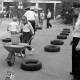 ARH Slg. Weber 02-104/0004, Kinderspiele zur Jubiläumsfeier "20 Jahre Jugendfeuerwehr" vor dem Feuerwehrhaus Nordstraße, Gehrden