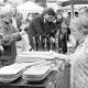 Archiv der Region Hannover, ARH Slg. Weber 02-108/0001, Personen an einem Verkaufsstand auf einem Markt?