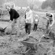 Archiv der Region Hannover, ARH Slg. Weber 02-108/0006, CDU-Mitglied Jens Brackert (links) und zwei weitere Männer arbeiten am Grillplatz "Hupenwiese", Lehnte