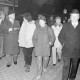 ARH Slg. Weber 02-108/0011, Bürgermeister Helmut Oberheide (zweiter von links) mit weiteren Personen zur Adventszeit im Steinweg, Gehrden