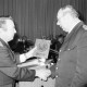 Archiv der Region Hannover, ARH Slg. Weber 02-110/0003, Ortsbrandmeister Willi Siebert überreicht eine Ehrentafel an Werner Gorny bei der Jahreshauptversammlung der Ortsfeuerwehr Gehrden