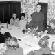 Archiv der Region Hannover, ARH Slg. Weber 02-111/0007, Veranstaltung des DRK Gehrden mit stehend Frau Franke, rechts daneben Vorsitzende Irmgard Falke