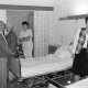 Archiv der Region Hannover, ARH Slg. Weber 02-111/0010, Eine Personengruppe beim Tag der offenen Tür im Robert-Koch-Krankenhaus, Gehrden