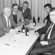Archiv der Region Hannover, ARH Slg. Weber 02-111/0017, V.l. Bürgermeister Helmut Oberheide, Stadtdirektor Hans Bildhauer, Bauamtsleiter Hermann Nasemann, Stadtkämmerer Karl Ricke, FDP-Ratsmitglied Ernst Mittendorf und CDU-Ratsmitglied Helmut Ammertmann an einem Tisch bei einer Veranstaltung