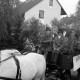 Archiv der Region Hannover, ARH Slg. Weber 02-112/0002, Zwei Personen auf einer Pferdekutsche zum Muttertag