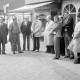ARH Slg. Weber 02-113/0008, Stadtdirektor Hans Bildhauer (Mitte) mit Besucherdelegation am Marktplatz, Gehrden