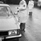 Archiv der Region Hannover, ARH Slg. Weber 02-113/0011, Mehrere Polizisten bei einer Verkehrskontrolle auf dem Parkplatz Schulstraße am Hallen- und Freibad, Gehrden