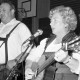 Archiv der Region Hannover, ARH Slg. Weber 02-117/0003, Zwei Personen in Trachten? singen auf einer Veranstaltung in einer Sporthalle
