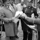 ARH Slg. Weber 02-117/0004, V.l. Gehrdens Bürgermeister Helmut Oberheide und Kulturamtsleiter Wilfried Filipiak bei einer historischen Stadtführung durch Lübeck
