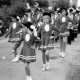 Archiv der Region Hannover, ARH Slg. Weber 02-118/0015, Fanfarenzug der Schreberjugend Hannover? bei einem Festumzug, Gehrden