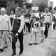 ARH Slg. Weber 02-118/0016, V.l. erster Vorsitzender Hermann Unselt und Spartenleiter Harald Schultz mit weiteren Mitgliedern des SV Gehrden bei einem Festumzug, Gehrden