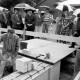 Archiv der Region Hannover, ARH Slg. Weber 02-119/0005, Gehrdens Bürgermeister Heinrich Berkefeld bei einer Grundsteinlegung für den Neubau des Jugendpavillons an der Lange Feldstraße zwischen Oberschule und Sporthalle, Fertigstellung etwa 1997, Gehrden