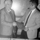 ARH Slg. Weber 02-122/0008, Ein Mann erhält von einem weiteren Mann eine Ehrenurkunde für seine Mitgliedschaft bei der SPD
