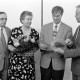 Archiv der Region Hannover, ARH Slg. Weber 02-123/0012, Verabschiedung von Stadtkämmerer Karl Ricke in den Ruhestand mit v.l. Bürgermeister Heinrich Berkefeld, Hannelore Ricke und Stadtdirektor Hans Bildhauer, Gehrden