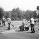 Archiv der Region Hannover, ARH Slg. Weber 02-125/0008, Mehrere Arbeiter bei der Ausbesserung von Straßenschäden mit Spritzbitumen an der Kreuzung am Hallen- und Freibad, Gehrden