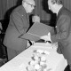 Archiv der Region Hannover, ARH Slg. Weber 02-125/0012, Bürgermeister Gerhard Oberkönig (rechts) überreicht Dr. med. Erwin Struckmeyer die Ehrenurkunde der Stadt Gehrden