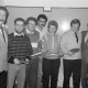 Archiv der Region Hannover, ARH Slg. Weber 02-125/0021, Gruppenfoto nach der Übergabe von Trophäentellern vom Tischtennis im T.V. Jahn Leveste