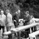 ARH Slg. Weber 02-126/0012, Eine Personengruppe an einem Picknicktisch