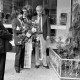 Archiv der Region Hannover, ARH Slg. Weber 02-126/0020, V.l. Wolfgang Petter und Detlef Illemann vom Vorstand der SPD Gehrden legen einen Kranz vor der Gedenktafel für die ehemalige Synagoge ab, l. Erwin Franz von der jüdischen Gemeinde, Gehrden