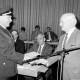 Archiv der Region Hannover, ARH Slg. Weber 02-127/0010, Bürgermeister Helmut Oberheide überreicht eine Urkunde an den Ortsbrandmeister Werner Burose aus Ditterke in einer Ratssitzung, Gehrden