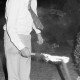 Archiv der Region Hannover, ARH Slg. Weber 02-127/0020, Schützenhaus-Gastwirt Günter Langner zündet eine Fackel an, Gehrden