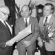 ARH Slg. Weber 02-127/0024, Bürgermeister Helmut Oberheide (links) und Hans Bildhauer (rechts) überreichen eine Urkunde und einen Blumenstrauß an Georg Weber sen. zur Verabschiedung als stellvertretender Stadtdirektor, Gehrden