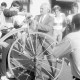 ARH Slg. Weber 02-128/0010, Bürgermeister Helmut Oberheide hängt einen Wimpel der Stadt Gehrden an ein Hochrad, Gehrden