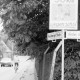 Archiv der Region Hannover, ARH Slg. Weber 02-128/0018, Kreuzung der Harenberger Straße und Hinter dem Hagen mit einem Geschwindigkeitsbegrenzungsschild, Everloh