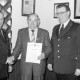 Archiv der Region Hannover, ARH Slg. Weber 02-128/0019, Übergabe eines Besitzzeugnis bei der Ortsfeuerwehr Lenthe mit v.l. Brandschutzsabschnittsleiter Eugen Uhlenberg, Hermann Lochte (Im Stiefel 21, Lenthe) und Ortsbrandmeister Karl-Heinz Röbenack, Lenthe