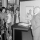 Archiv der Region Hannover, ARH Slg. Weber 02-129/0001, Gehrdens Bürgermeister Helmut Oberheide hält zur Eröffnung einer Kunstausstellung vor jungen Personen eine Rede