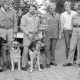 ARH Slg. Weber 02-129/0003, Gruppenfoto mit Mitgliedern der Johanniter und ihren ausgebildeten Hunden, Bildmitte Ortsverbandsleiter Hans-Martin Ulrich (in Uniform), Gehrden
