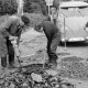 Archiv der Region Hannover, ARH Slg. Weber 02-129/0015, Die Arbeiter v.l. Helmut Jelinek, Dieter Mehlberg und Achim Hauss vom Bauhof der Stadt Gehrden bei einer Straßenausbesserung, Gehrden