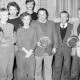 ARH Slg. Weber 02-129/0016, Gruppenfoto nach der Überreichung von Trophäenteller an zwei Männer mit dem Vorsitzenden Günter Bullerdiek (zweiter von rechts) beim MTV Lemmie