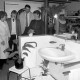 Archiv der Region Hannover, ARH Slg. Weber 02-129/0017, Dieter Hohe (links) und Christa Hohe (rechts) mit weiteren Personen in ihrem Fachgeschäft für Heizung/Sanitär in der Hornstraße, Gehrden