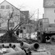 Archiv der Region Hannover, ARH Slg. Weber 02-130/0002, Rohre auf einem Baufeld