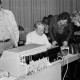 Archiv der Region Hannover, ARH Slg. Weber 02-130/0016, Mehrere Personen bei einer Ausstellung? von elektronischen Geräten