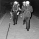 ARH Slg. Weber 02-130/0021, Gruppenführer Werner König weist W. Vollmer und Helmuth Temps bei einer Einsatzübung der Feuerwehr Gehrden mit Pressluft-Atmer in ihre Aufgabe ein