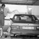 Archiv der Region Hannover, ARH Slg. Weber 02-131/0016, Ein Mann neben einem Auto auf einem mobilen Bremsenprüfstand in einem Spezialanhänger des ADAC, Gehrden