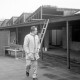 ARH Slg. Weber 02-132/0006, Gehrdens Stadtdirektor Hans Bildhauer vor dem Freibad, Gehrden
