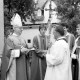 Archiv der Region Hannover, ARH Slg. Weber 02-132/0008, Pfarrer Kurt Casperke (links), Weihbischof Heinrich Pachowiak? (rechts daneben) vom Bistum Hildesheim und weitere Personen bei der Katholischen St. Bonifatiusgemeinde, Gehrden    